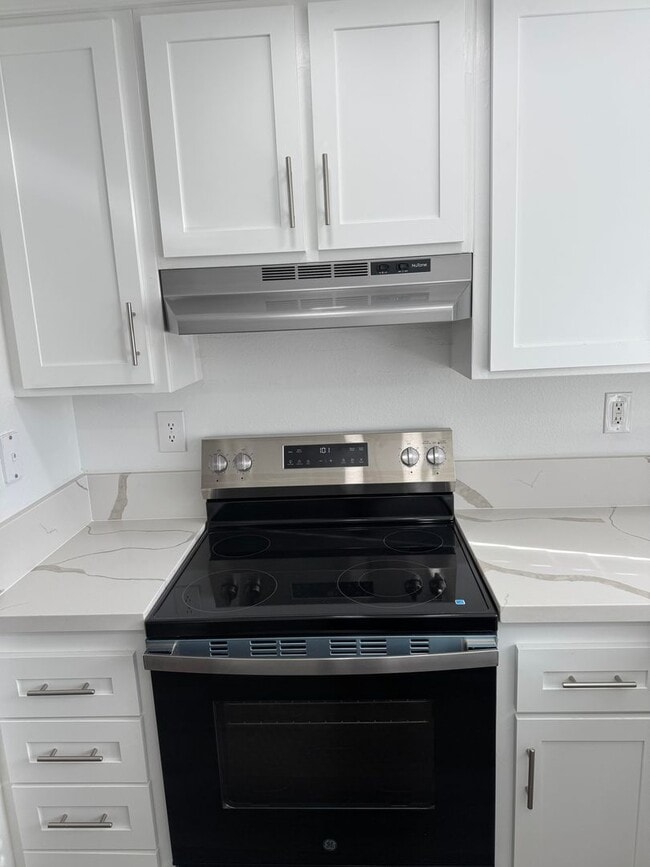 Building Photo - Condo with Amazing Lake View!