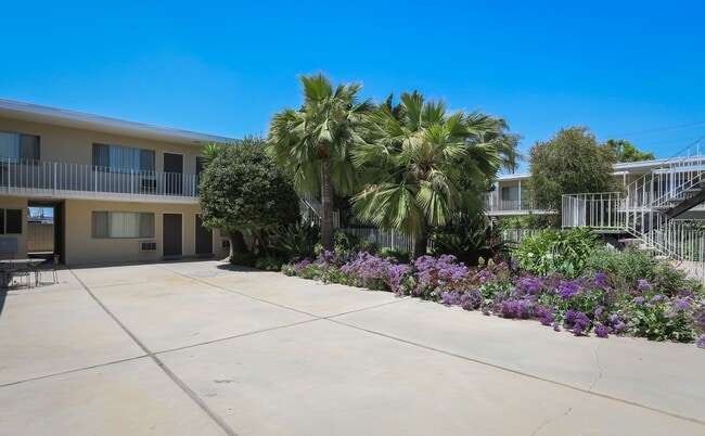 Building Photo - 14024 Oxnard St