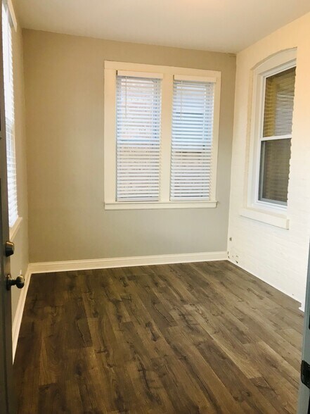 Private Enclosed Back Porch - 2727 N Hamlin Ave