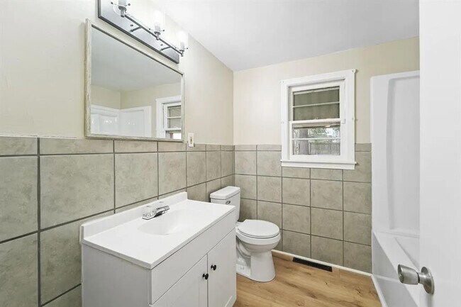 Building Photo - 13 Brookside Ave W