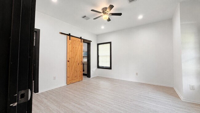 Building Photo - 11611 Walraven Dr