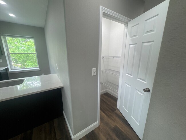 Building Photo - 453 S Main Ave