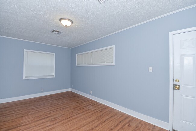 Building Photo - 928 Grenada Dr