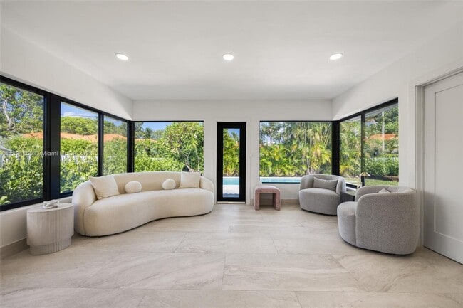 Building Photo - 615 SW 21st Rd