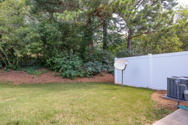 Building Photo - Maintenance-Free beautiful  3 bedroom 2.5 bath townhouse in Burlington