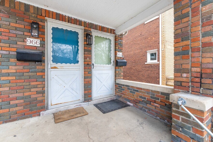 Building Photo - 966 Beaconsfield Ave