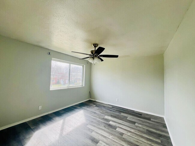 Building Photo - 5970 Glenway Dr