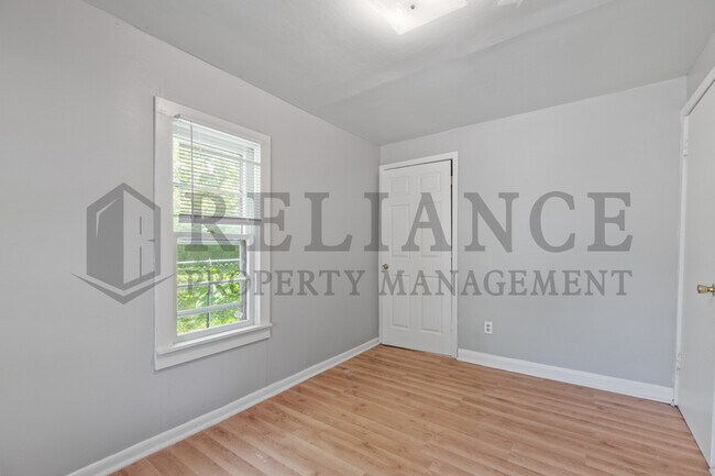 Building Photo - 415 E Vine St
