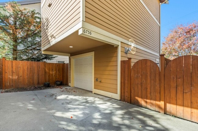 Building Photo - 2bd/1.5ba Seattle Townhouse