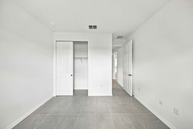 Building Photo - 5342 SW 71st Ave