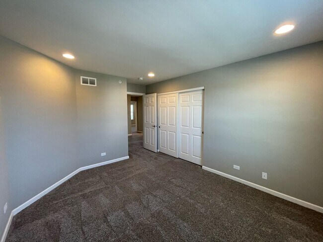 Building Photo - Single Family Home in Hoffman Estates