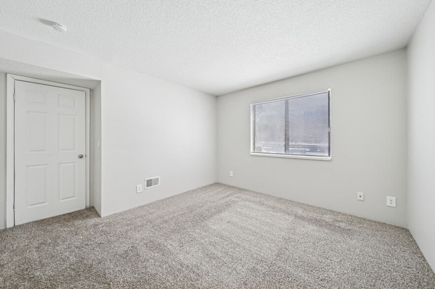 Building Photo - Fox Grove Apartments