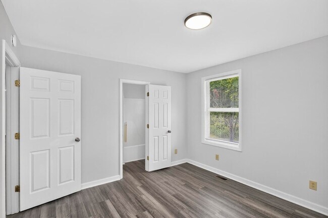 Building Photo - 1009 Lynndale Dr