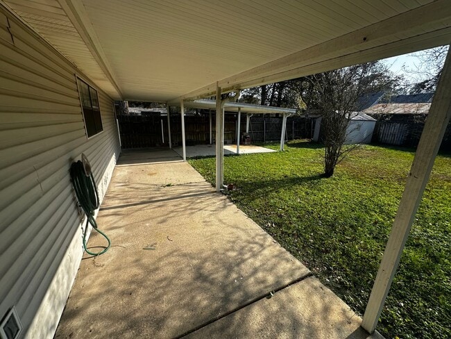Building Photo - Ozone Woods Ranch