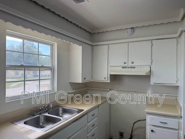 Building Photo - 321 W 62nd Pl N