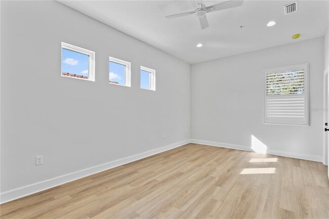 Building Photo - 1903 W Bristol Ave