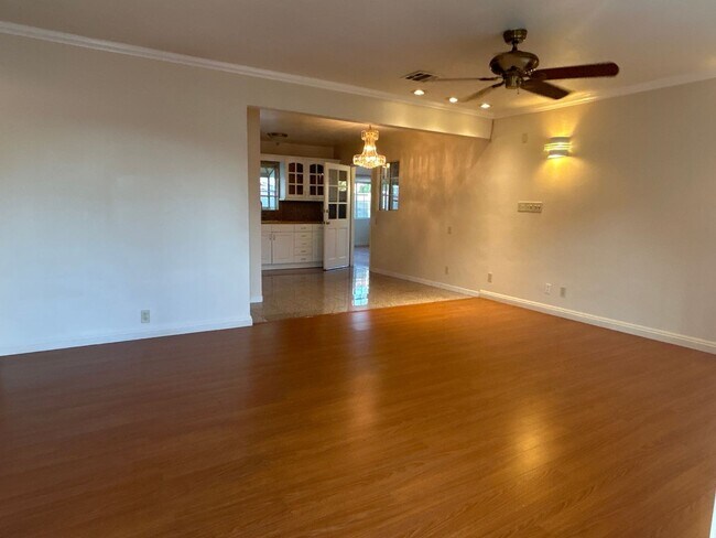 Building Photo - 7549 3/4 Garvalia Ave.