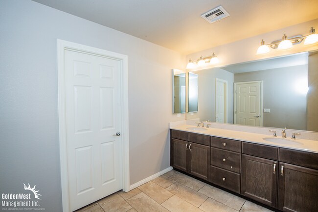 Building Photo - Gorgeous 4Bdm 2.5Ba Two-Story Home in Sout...