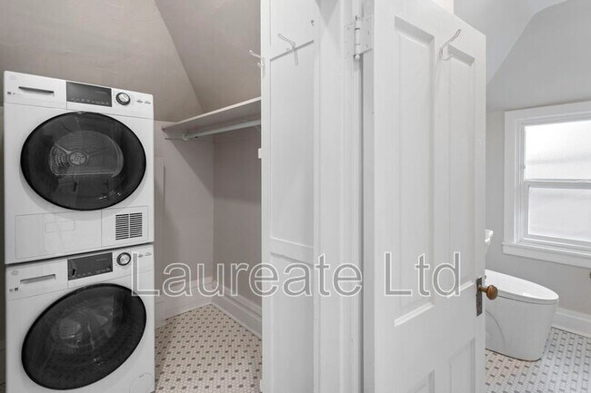 Building Photo - 1058 Pearl St