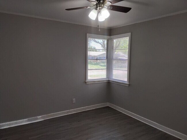 Building Photo - $500 OFF MOVE IN SPECIAL - HEART OF BROADMOOR HOME-3/1.5