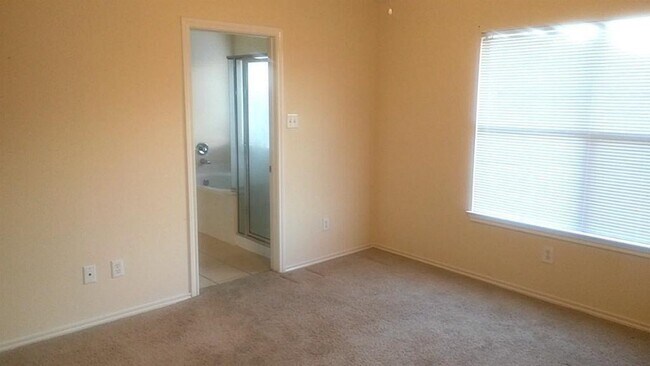 Building Photo - 17167 Oakwood Chase Dr