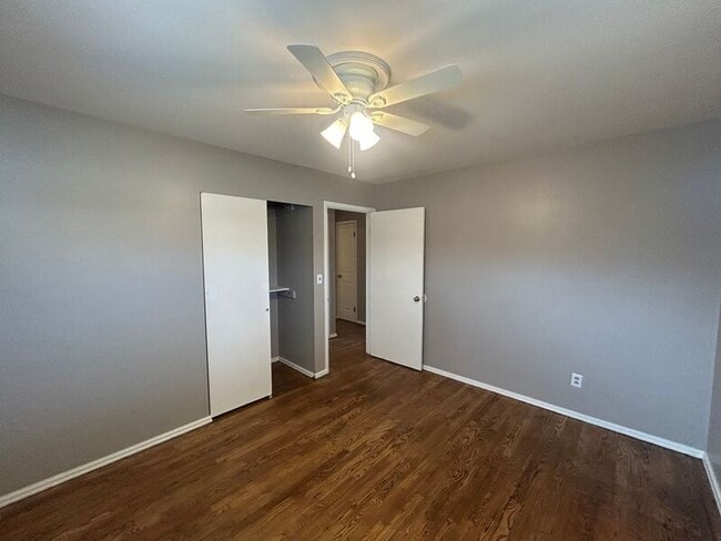 Building Photo - 2801 Royal Glen Dr