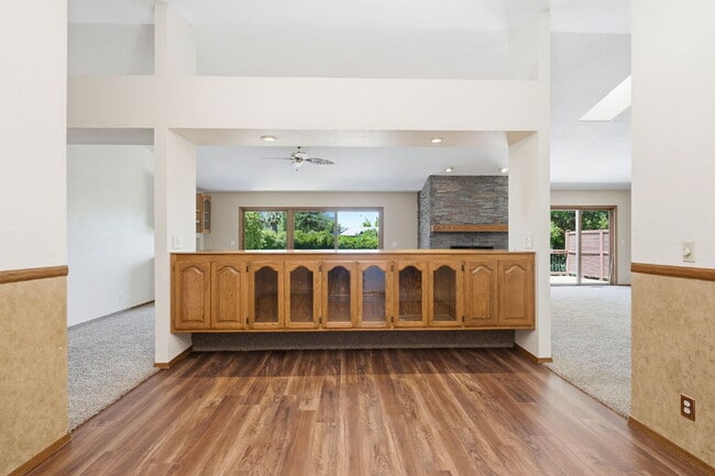 Building Photo - Beautiful Executive Level Rental on Golf Course