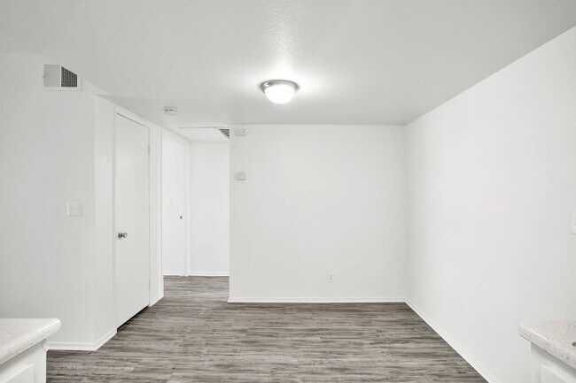 Building Photo - 2BD 2BTH Corner