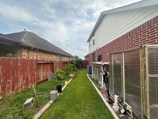 Building Photo - 2230 Argos Dr