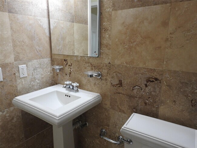 Building Photo - 1872 NE 46th St