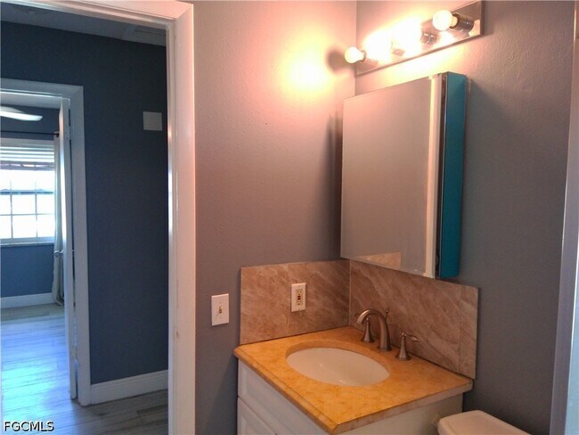 Building Photo - 893 Iris Dr