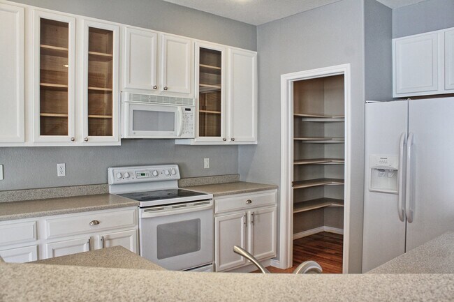 Building Photo - 4 bed 2.5 bath home in the Meadows