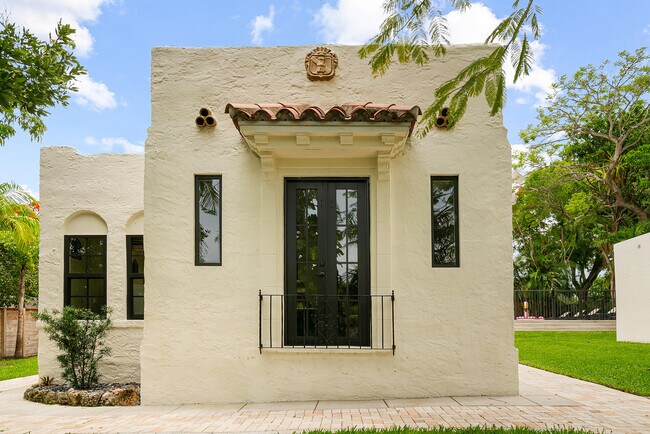 Building Photo - 828 35th St