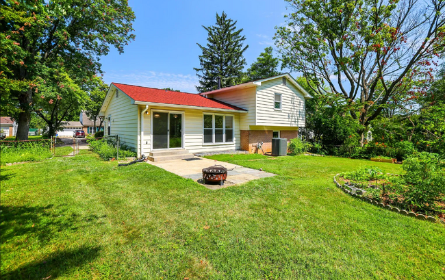 Building Photo - Spacious Accessible 4BR split level Home r...