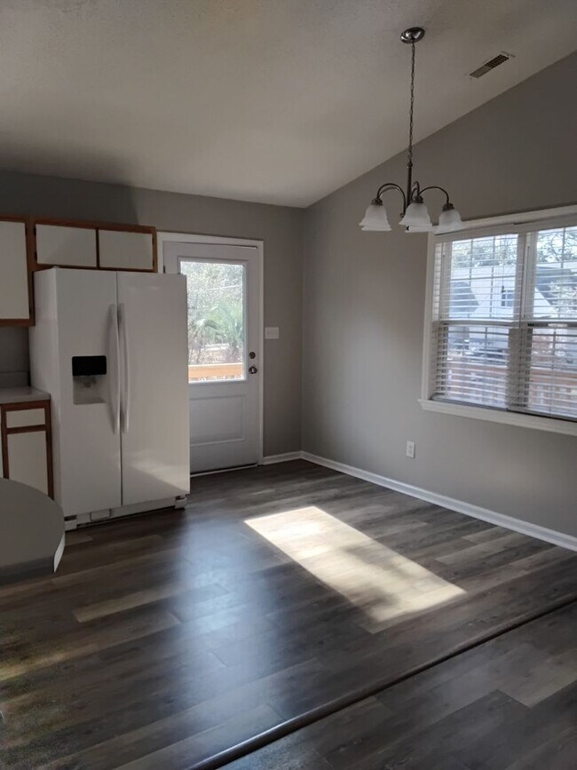 Building Photo - 422 Holly St