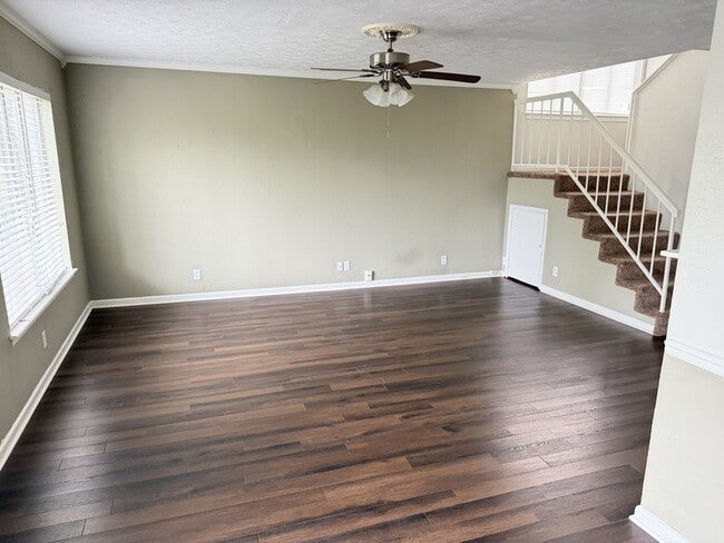 Building Photo - 810 Bellevue Rd