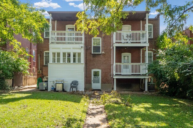 Building Photo - McDreamy 2BR w/ Balcony