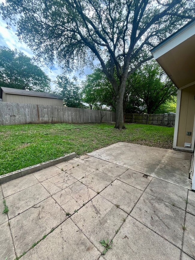 Building Photo - 3/2/2 Single Story Hidden Gem ~ Conveniently Located to RAFB, SAMMC & shopping ~ Move in Ready!