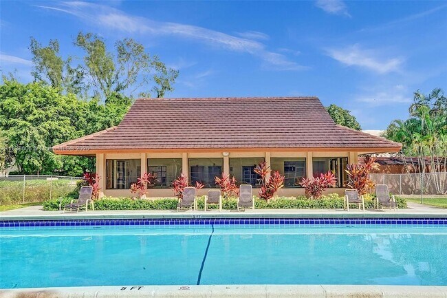 Building Photo - 1900 Sabal Palm Dr