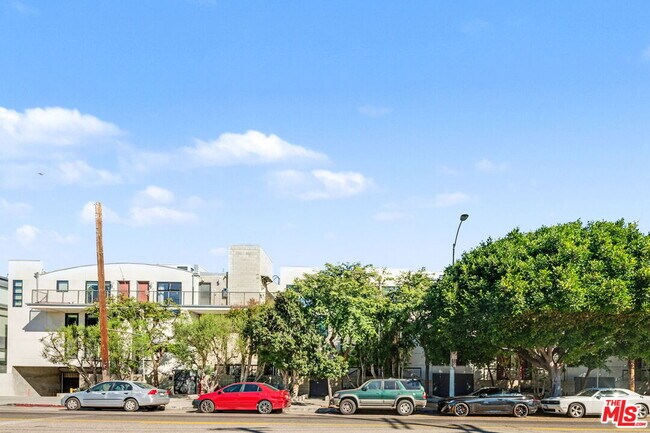 Building Photo - 700 Main St