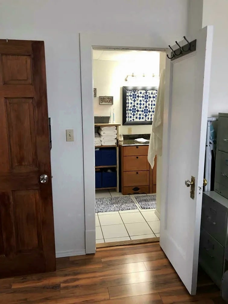 Bathroom with tub/shower combo and closet - 21 N Last Chance Gulch