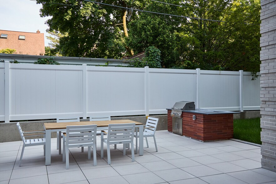 Building Photo - 2630 N Hackett Ave