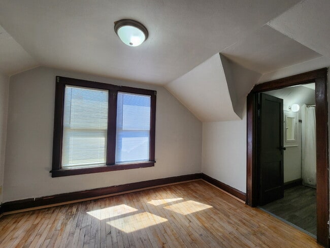 Building Photo - 1 Bedroom Upper