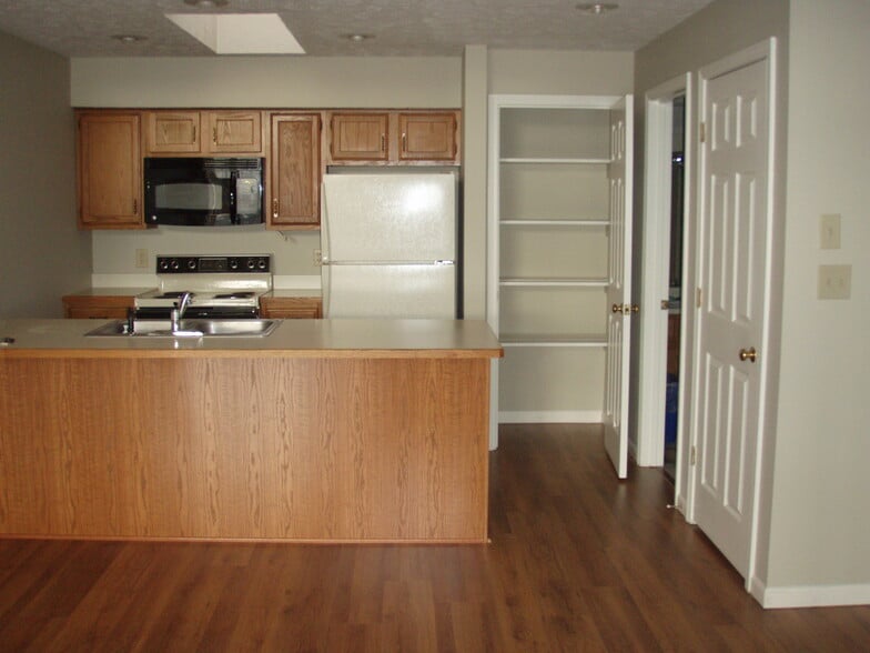 Building Photo - 1374 S College Mall Rd