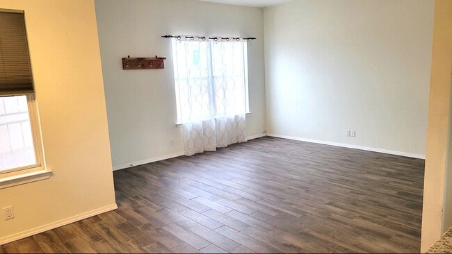Building Photo - Great Near North Valley Home! No carpet! O...