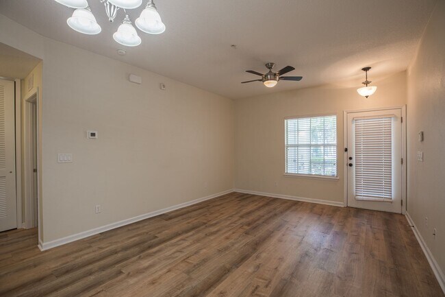 Building Photo - Adorable updated 1st floor condo