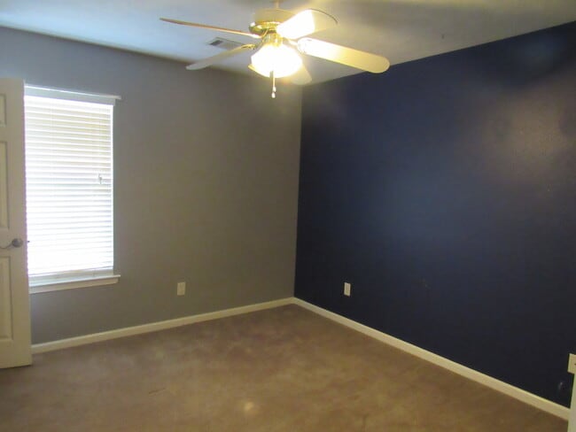 Building Photo - Contact Peggy 501 676 1758 Pets ok with approval