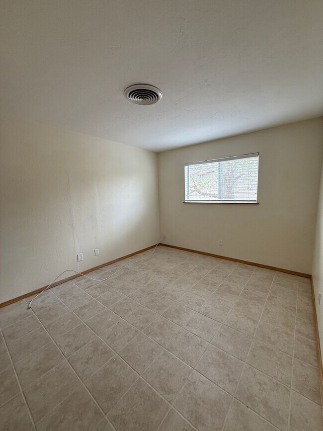 Building Photo - 2719 Topley Ave