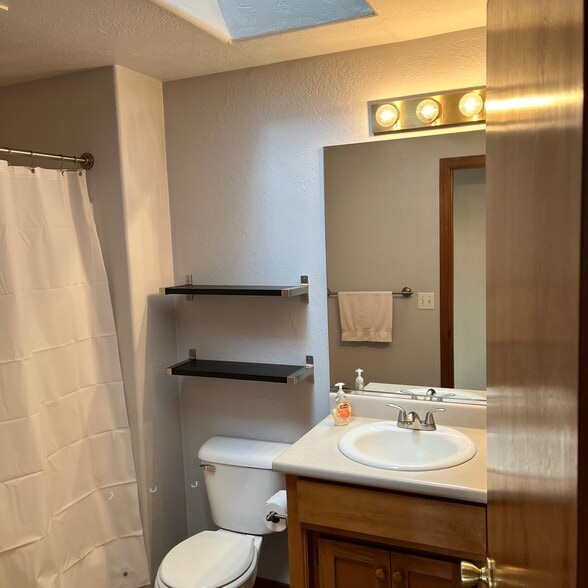 Hall bath - 107 Applewood Dr