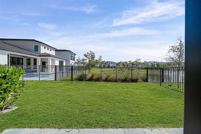 Building Photo - 5718 Ashwood Cir